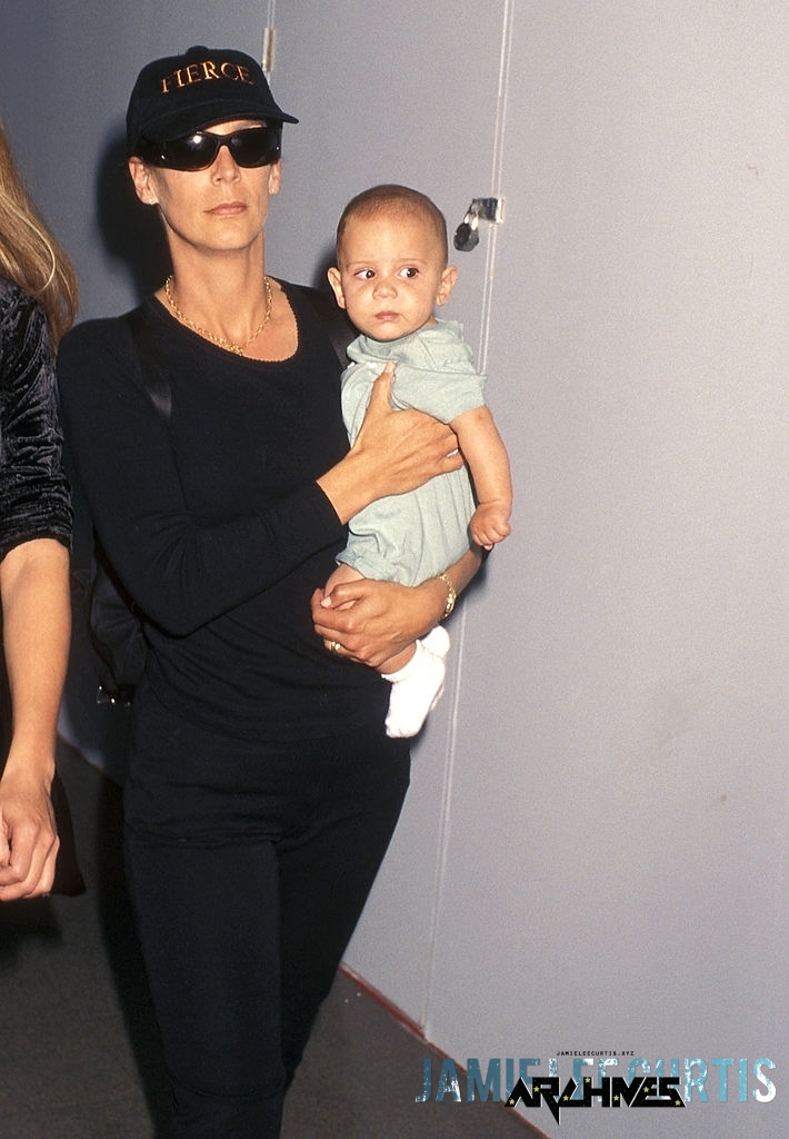 JamieLeeCurtis-Airport-016.jpg