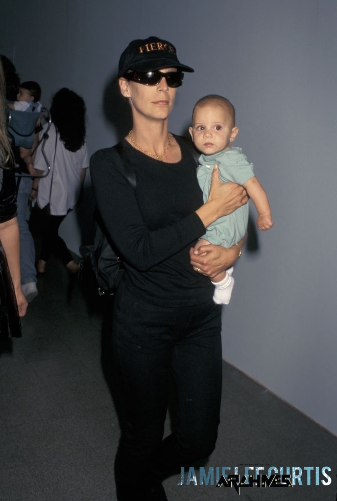 JamieLeeCurtis-Airport-001.jpg