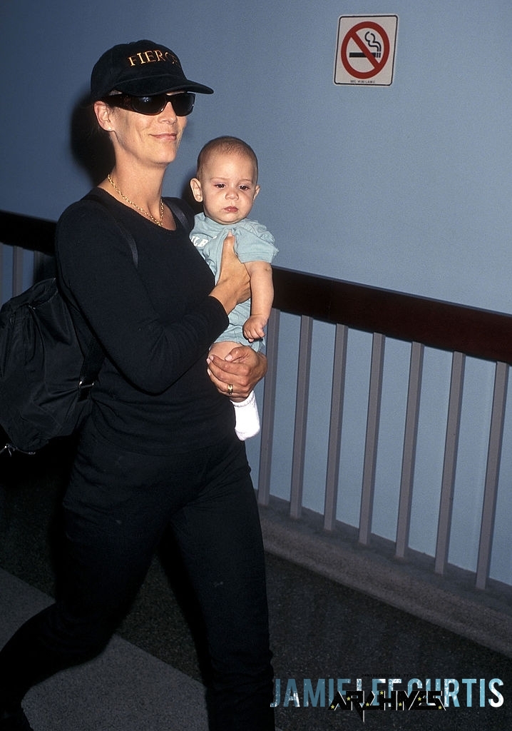 JamieLeeCurtis-Airport-013.jpg